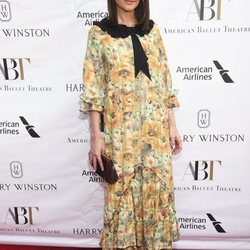 Katie Holmes con vestido floral en la alfombra roja de la Gala del American Ballet Theatre 2019 en Nueva York