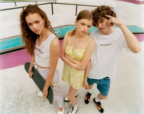 Los tonos claros protagonizan la colección 'BSK Teen' de Bershka