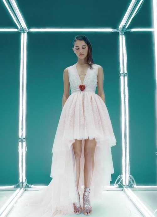 Vestido de encaje con cola de Giambattista Valli x H&M