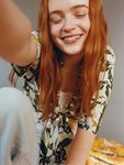 Sadie Sink con una camisa de la colección cápsula de Pull & Bear 2019