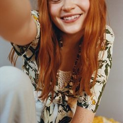 Sadie Sink con una camisa de la colección cápsula de Pull & Bear 2019