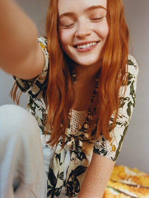 Sadie Sink con una camisa de la colección cápsula de Pull & Bear 2019