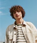Finn Wolfhard con un conjunto de la colección cápsula de Pull & Bear 2019