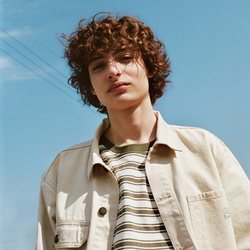 Finn Wolfhard con un conjunto de la colección cápsula de Pull & Bear 2019