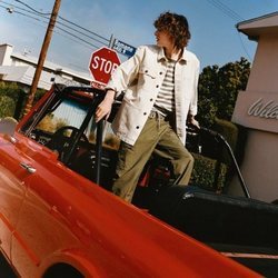 Finn Wolfhard con un pantalón verde de la colección cápsula de Pull & Bear 2019