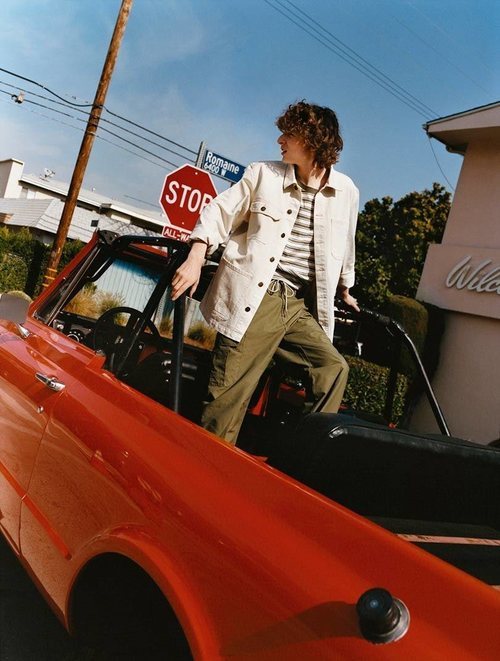 Finn Wolfhard con un pantalón verde de la colección cápsula de Pull & Bear 2019