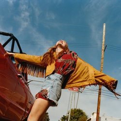 Sadie Sink con una cazadora de la colección cápsula de Pull & Bear 2019
