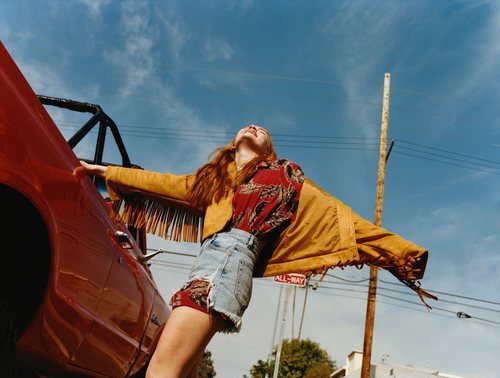 Sadie Sink con una cazadora de la colección cápsula de Pull & Bear 2019