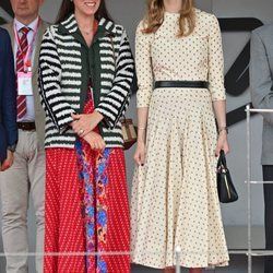 Beatrice Borromeo con vestido de lunares junto a Tatiana Santo Domingo en el Gran Premio de Mónaco 2019