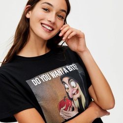 Camiseta negra Blancanieves de Pull&Bear primavera/verano 2019