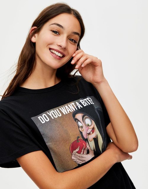 Camiseta negra Blancanieves de Pull&Bear primavera/verano 2019