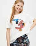 Camiseta blanca con Mickey Mouse de Pull&Bear primavera/verano 2019