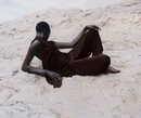 Modelo luciendo un conjunto en marrón de la colección de primavera 2019 de COS