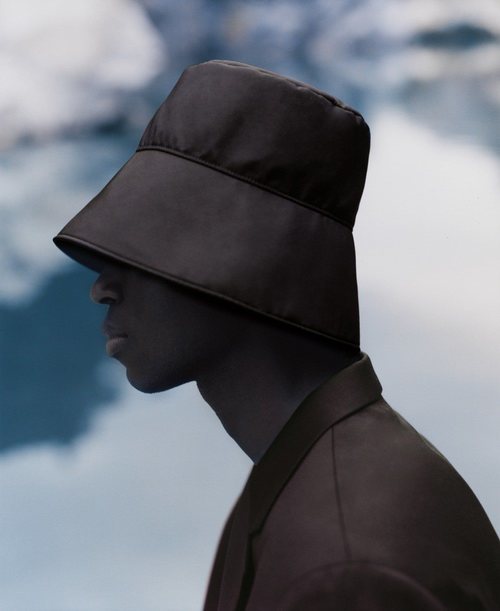 Gorro marrón de la colección de primavera 2019 de COS