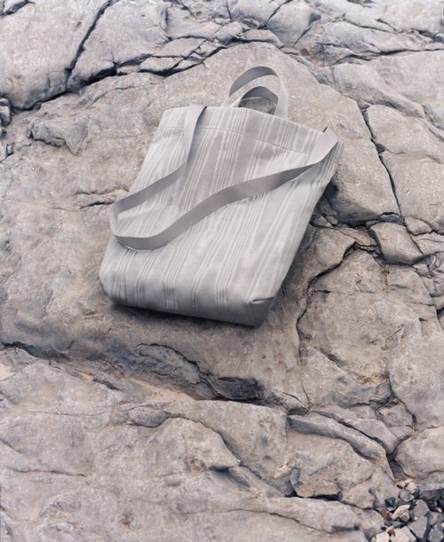 Bolso estampado de la colección de primavera 2019 de COS