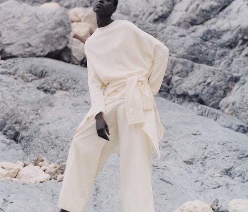 Conjunto blanco de la colección de primavera 2019 de COS
