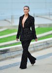 Kourtney Kardashian con un dos piezas negro de terciopelo e incrustaciones de cristales en los CFDA 2018