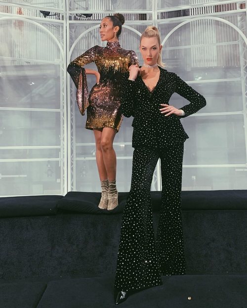 Karlie Kloss con un dos piezas negro de terciopelo e incrustaciones de cristales en 'Project Runway'