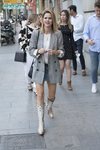 Amelia Bono con minifalda y botas cowboy en el concierto de David Bustamante