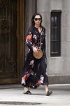 Katie Holmes con vestido largo de flores en Nueva York