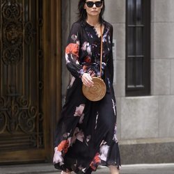 Katie Holmes con vestido largo de flores en Nueva York