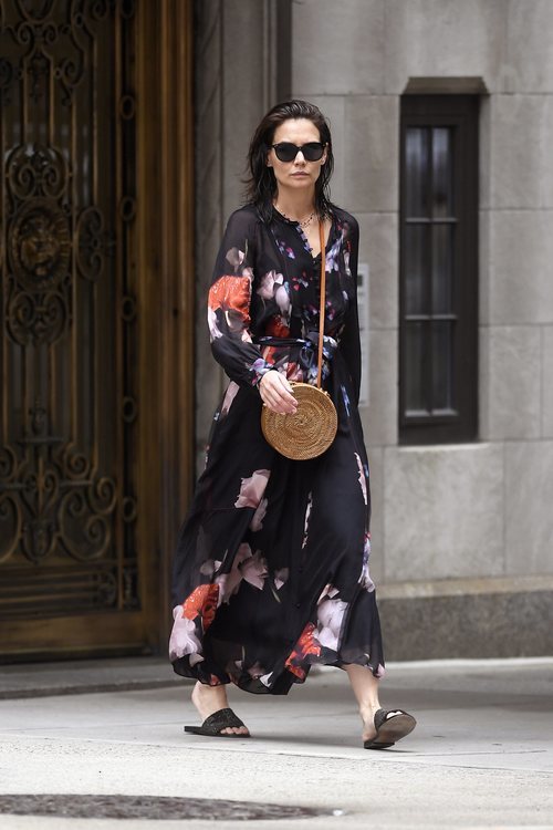 Katie Holmes con vestido largo de flores en Nueva York
