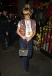 Miley Cyrus con look de inspiración años 70 en un restaurante de Londres