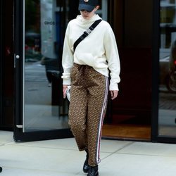 Gigi Hadid con pantalones de chandal de Burberry en Nueva York