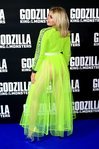 Tallia Storm con vestido de tul en verde neón durante la premier de 'Godzilla'