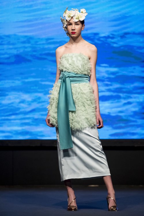 Dos piezas en color verde con top de tul y falda midi de la colección crucero de Juan Duyos para 'Alta Mar'