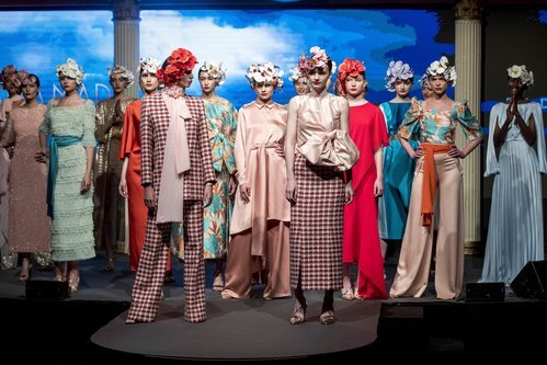 Carrusel de modelos al final de desfile de la colección crucero de Juan Duyos para 'Alta Mar'