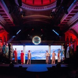 Carrusel de modelos al comienzo del desfile de la colección crucero de Juan Duyos para 'Alta Mar'