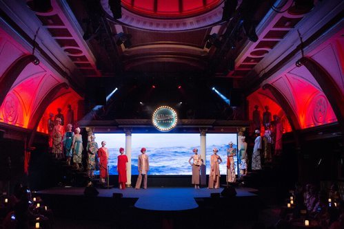 Carrusel de modelos al comienzo del desfile de la colección crucero de Juan Duyos para 'Alta Mar'