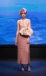 Top con lazo gigante y falda midi tweed de la colección crucero de Juan Duyos para 'Alta Mar'