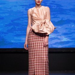 Top con lazo gigante y falda midi tweed de la colección crucero de Juan Duyos para 'Alta Mar'