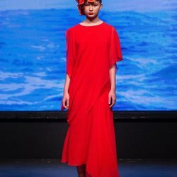 Vestido rojo asimétrico de la colección crucero de Juan Duyos para 'Alta Mar'