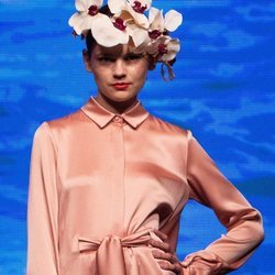 Vestido cuello camisero en color nude de la colección crucero de Juan Duyos para 'Alta Mar'