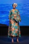 Vestido y capa con estampado floral de la colección crucero de Juan Duyos para 'Alta Mar'
