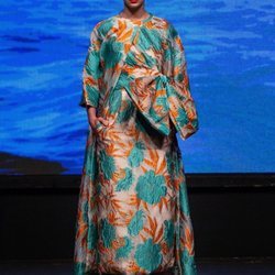 Vestido y capa con estampado floral de la colección crucero de Juan Duyos para 'Alta Mar'