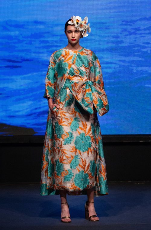 Vestido y capa con estampado floral de la colección crucero de Juan Duyos para 'Alta Mar'