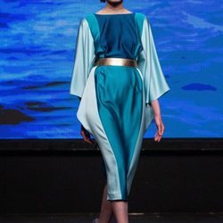 Vestido tres cuartos color block en tonos azules y cuello barco de la colección crucero de Juan Duyos para 'Alta Mar'