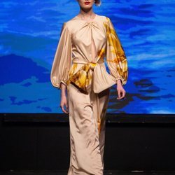Vestido midi con escote cut out y mangas abullonadas de la colección crucero de Juan Duyos para 'Alta Mar'