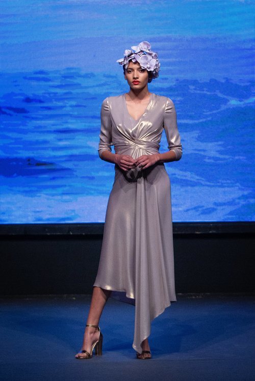 Vestido gris metalizado con fruncido y largo asimétrico de la colección crucero de Juan Duyos para 'Alta Mar'