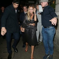 Sarah Jessica Parker con vestido cocktail negro en un evento en Londres