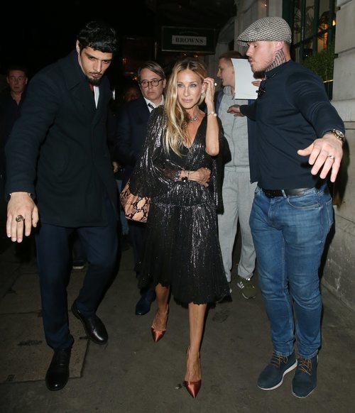 Sarah Jessica Parker con vestido cocktail negro en un evento en Londres