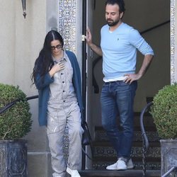 Demi Moore con mono de pintor visitando a un amigo en Los Ángeles