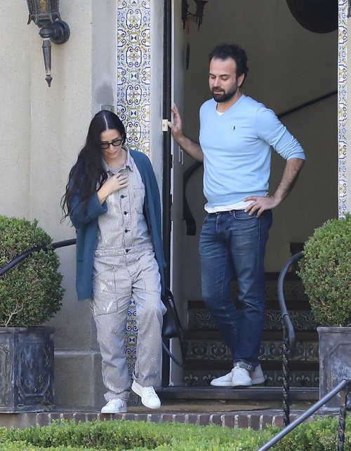Demi Moore con mono de pintor visitando a un amigo en Los Ángeles