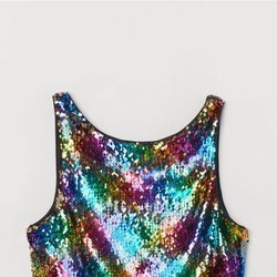 Top de lentejuelas de la colección 'Love for All' de H&M