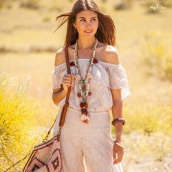 Blusa con escote palabra de honor y volante en el pecho en color crudo de la nueva colección 'Ibiza Zen' de Hug&Clau