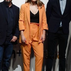 Adriana Torrebejano con un traje monocolor naranja en la presentación del nuevo programa de Movistar+
